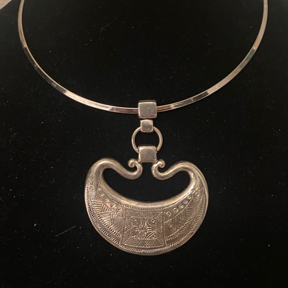 Elegant Necklace - Picture 3 of 11